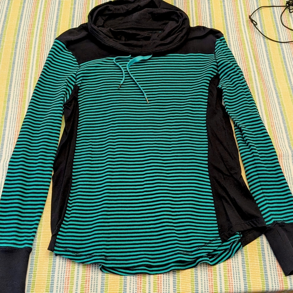 Eddie Bauer Women's Black and Turquoise Crew Neck Sweater